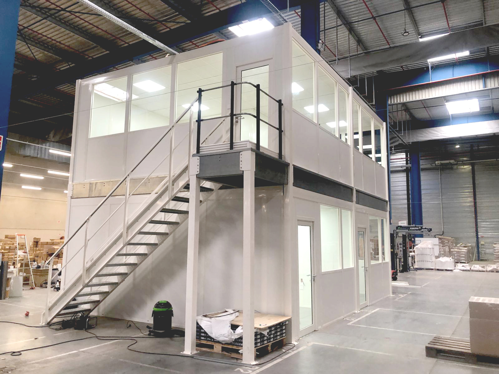 CLOISON "MALINE©"
LA CLOISON QUI S'ADAPTE À TOUTES VOS ENVIES.
UNE SOLUTION RAPIDE
ET ÉCONOMIQUE POUR CRÉER VOS ESPACES DE TRAVAIL